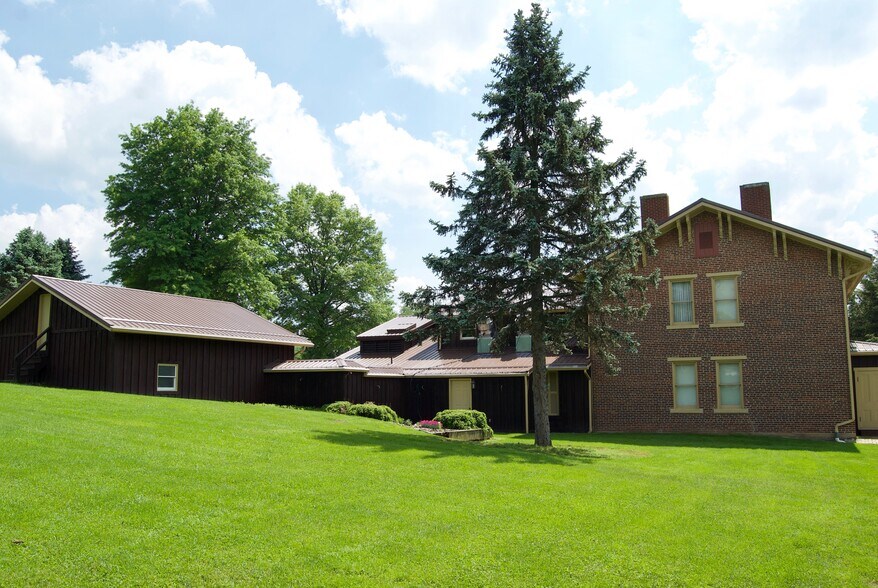 More Photos Of 690-692 State Route 66, Leechburg General Retail For Sale