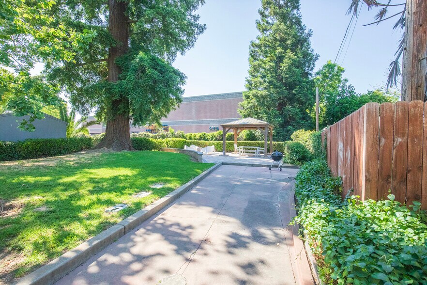 More Photos Of 4322 4th Ave, Sacramento Office Residential For Sale