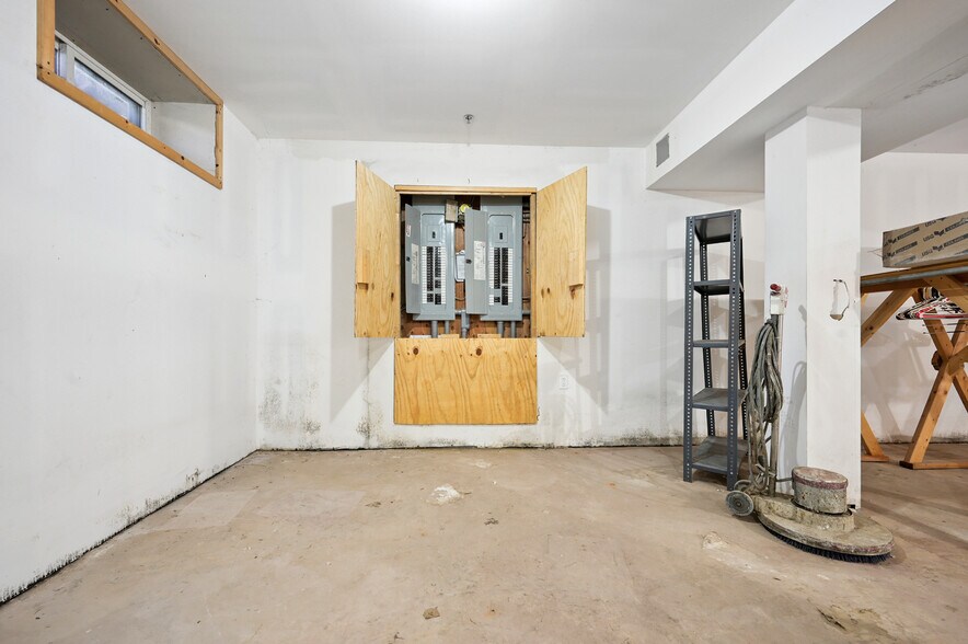 More Photos Of 56 Main St, Stamford Hotel For Sale