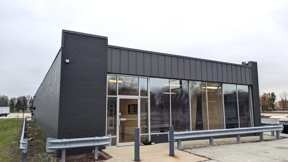 More Photos Of 3 Towanda Service Rd, Bloomington Flex For Sale