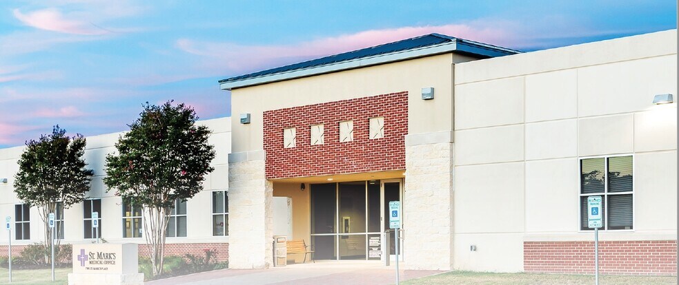 Primary Photo Of 1 Saint Mark's Pl, La Grange Hospital For Lease