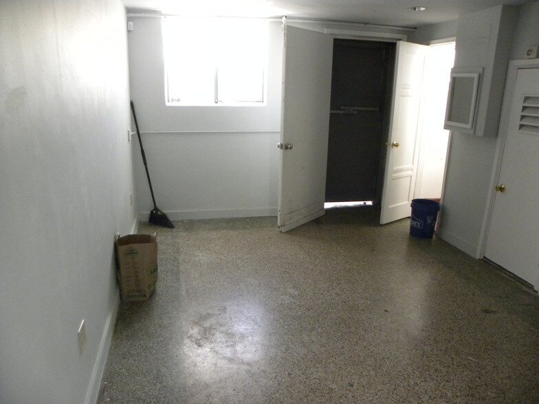 More Photos Of 1101-1119 S La Brea Ave, Los Angeles Freestanding For Lease