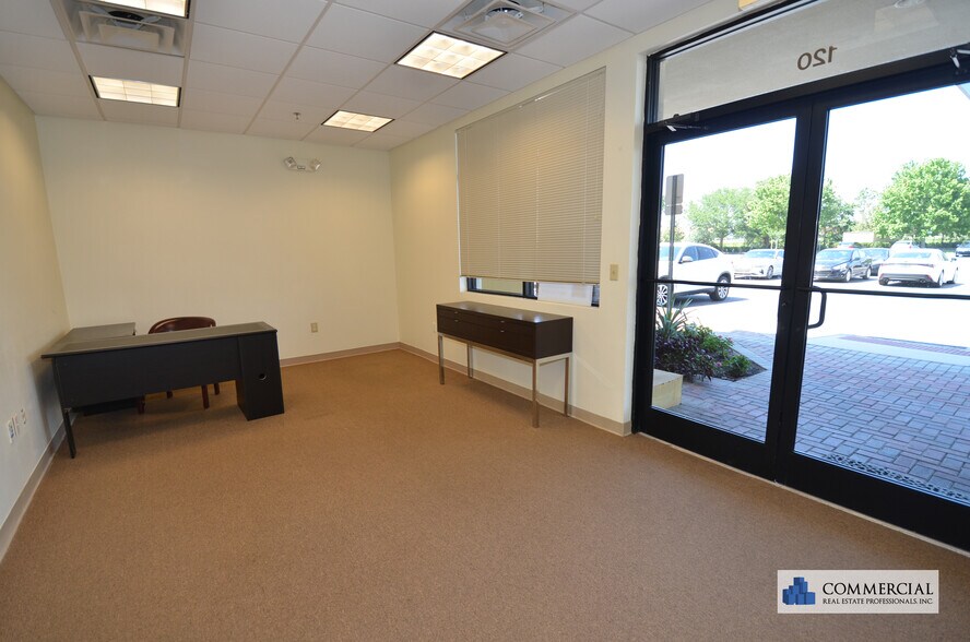 More Photos Of 13538 Village Park Dr, Orlando Office Residential For Lease