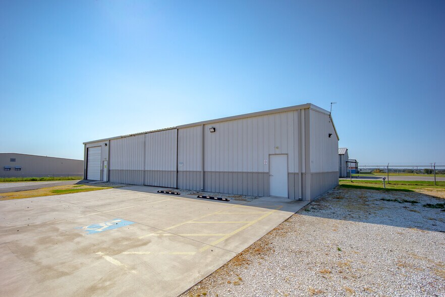 More Photos Of 7811 Kickapoo Ave, Shawnee Warehouse For Lease