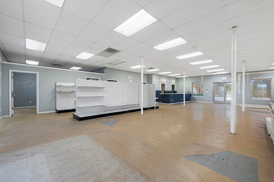 More Photos Of 5905 Veterans Memorial Hwy, Scottsville Showroom For Sale