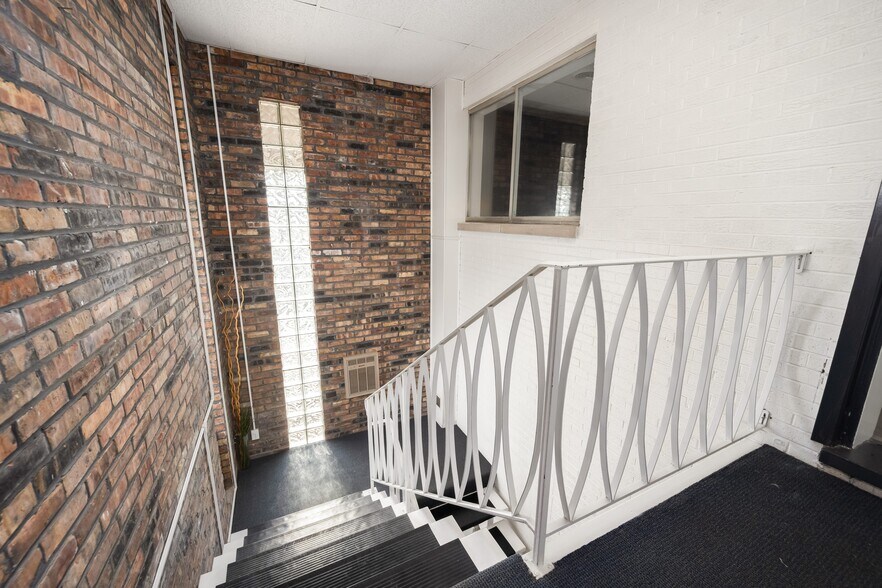 More Photos Of 281 Waukegan Rd, Northfield Freestanding For Sale