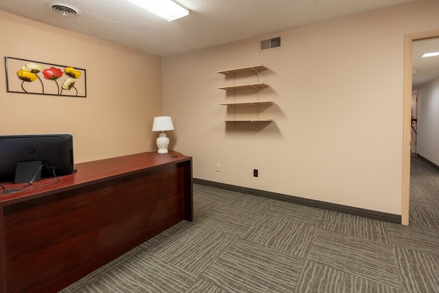 More Photos Of 808 W Prairie St, Marion Office For Sale