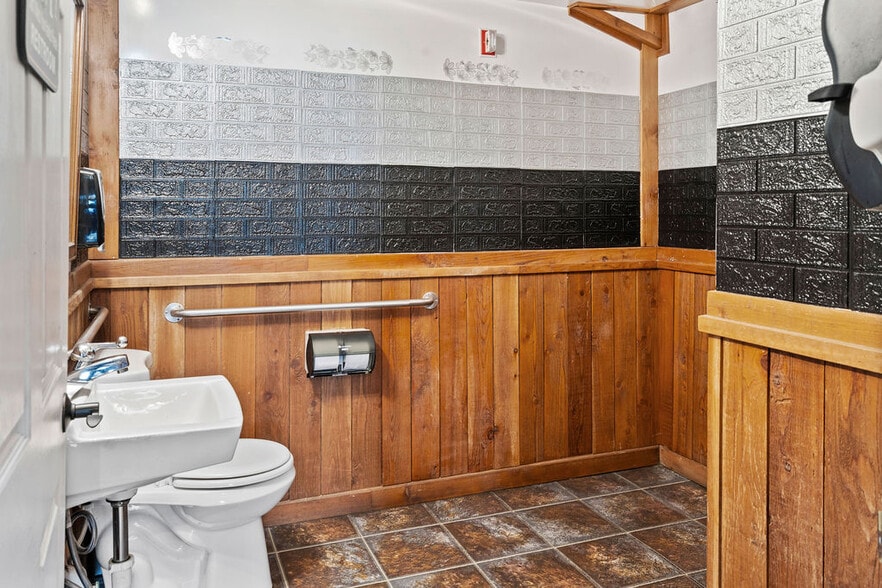 More Photos Of 6425 Pacific Ave, Cloverdale General Retail For Sale