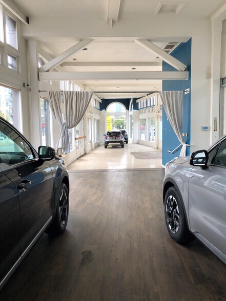 More Photos Of 2801-2825 Broadway, Oakland Auto Dealership For Lease