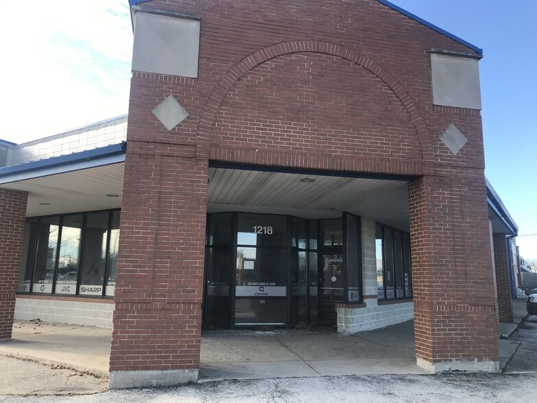 Primary Photo Of 1216-1218 N Lake St, Aurora Storefront Retail Office For Lease