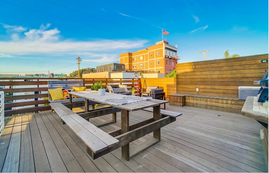 More Photos Of 32 N Venice Blvd, Venice Apartments For Sale