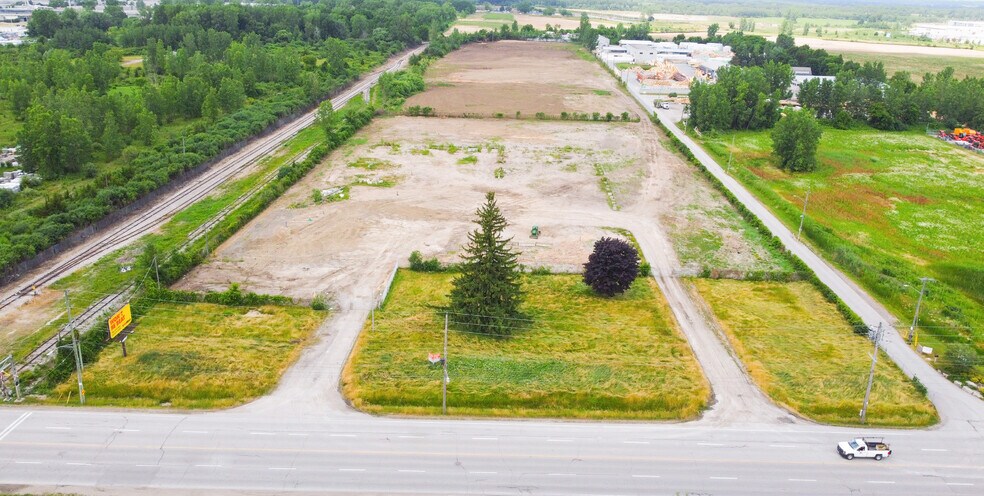More Photos Of 2010 Oxford St E, London Land For Lease