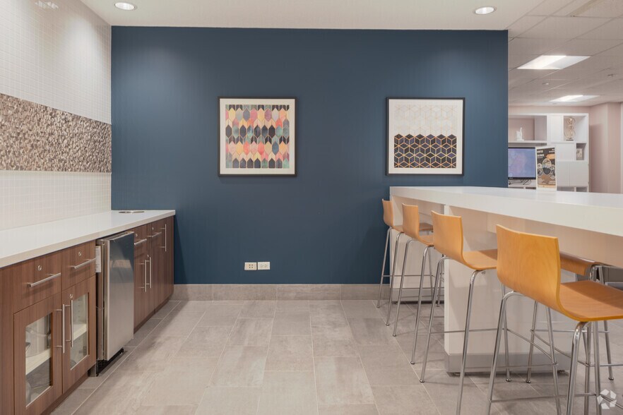 More Photos Of 200 S Wacker Dr, Chicago Coworking Space