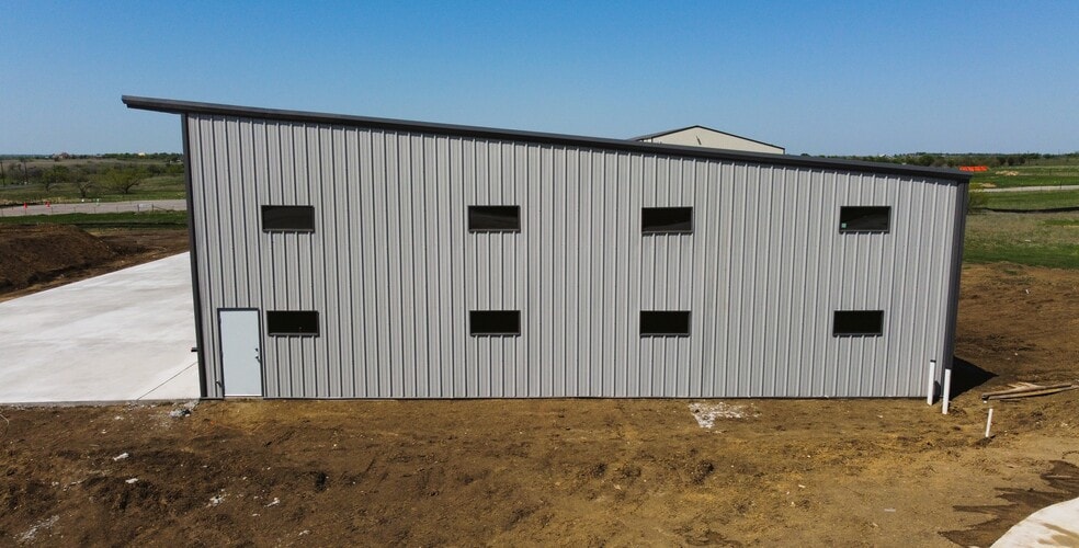 More Photos Of 8137 Florance Rd, Northlake Light Distribution For Lease