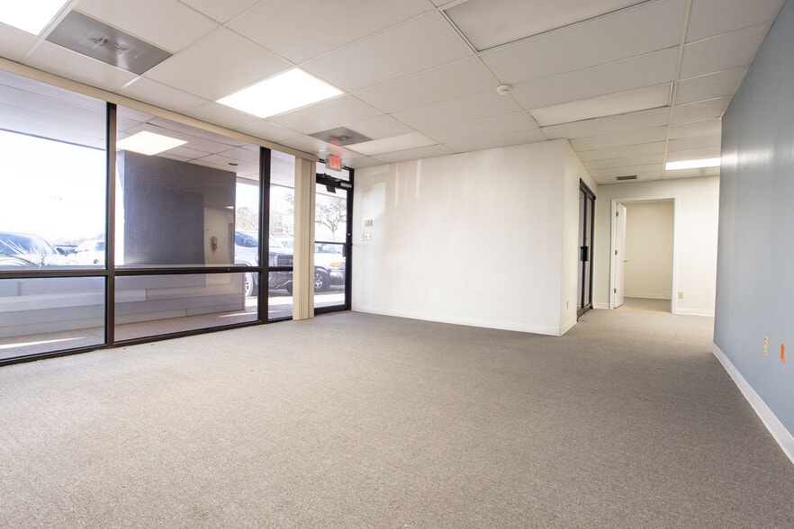 More Photos Of 1425 Lakeland Dr, Jackson General Retail For Lease
