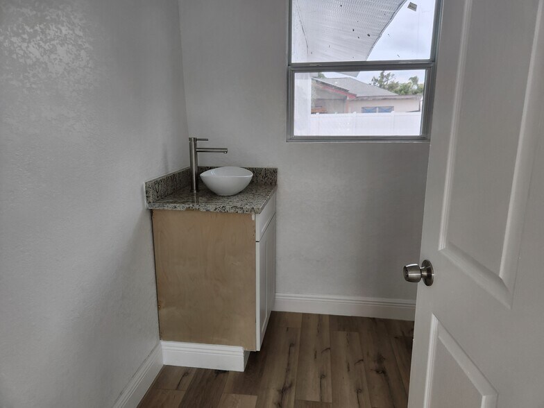 More Photos Of 1102 W Waters Ave, Tampa Office For Lease
