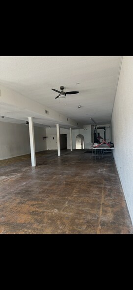 More Photos Of 113 N Parking Pl, Lake Jackson General Retail For Lease