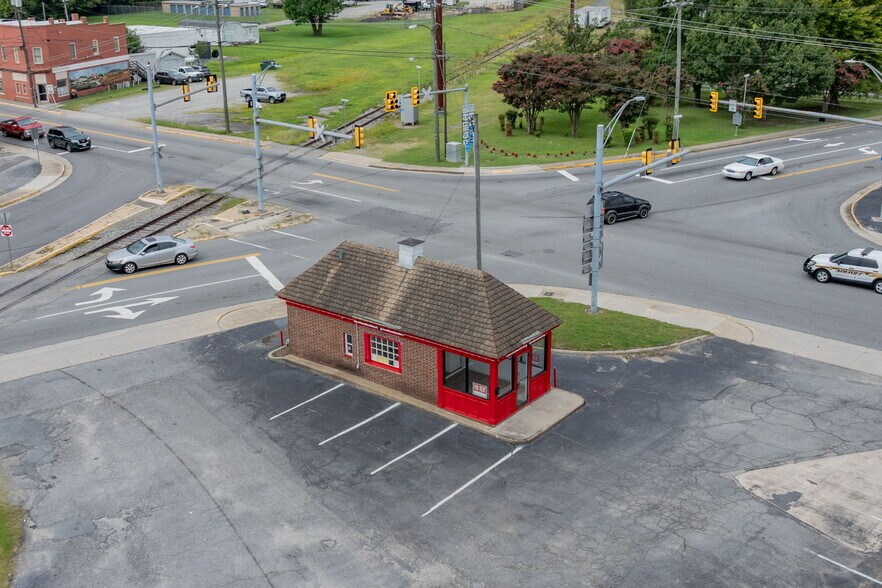 More Photos Of 506 N Main St, Emporia General Retail For Sale
