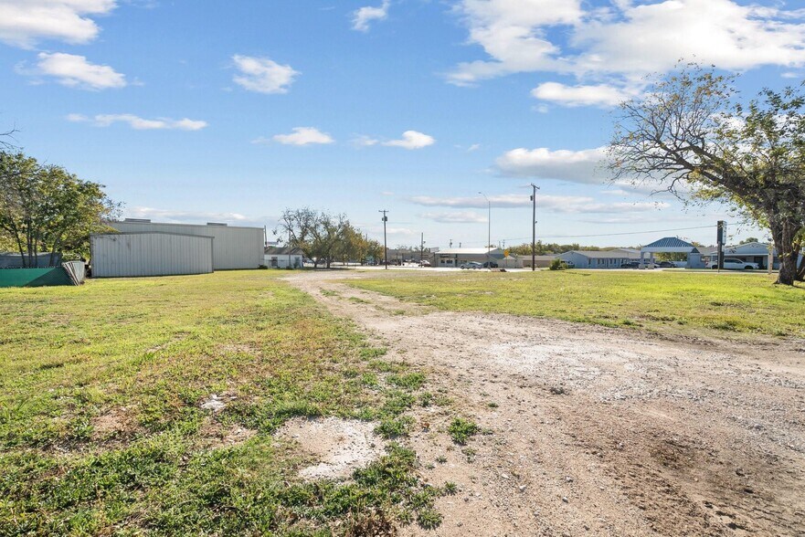 More Photos Of 503 W Central Ave, Comanche Warehouse For Sale