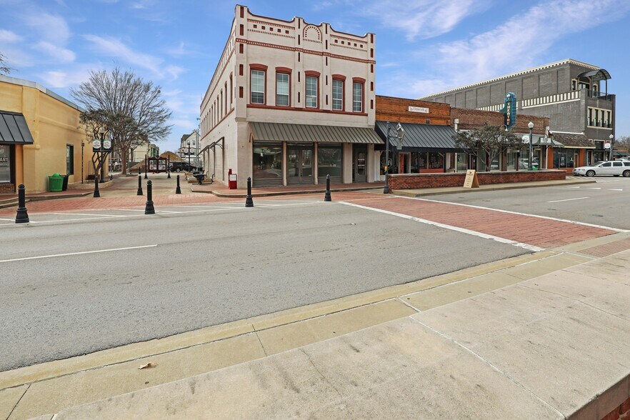 More Photos Of 150 W Main St, Lewisville Bar For Lease