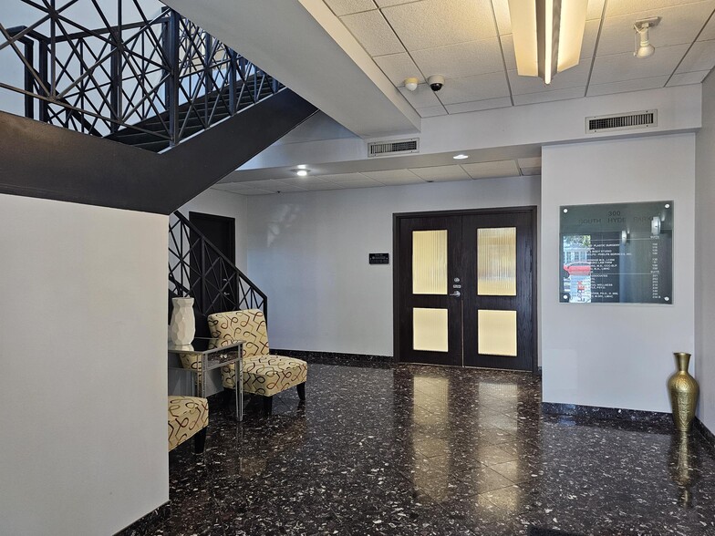 More Photos Of 300 S Hyde Park Ave, Tampa Medical For Sale