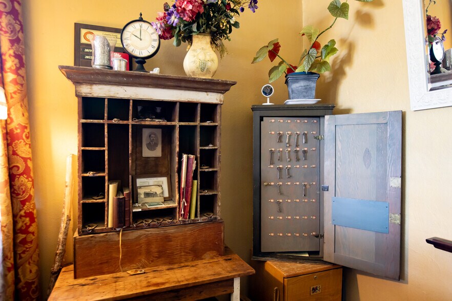 More Photos Of 40 SE Heimrich St, Dufur Hotel For Sale