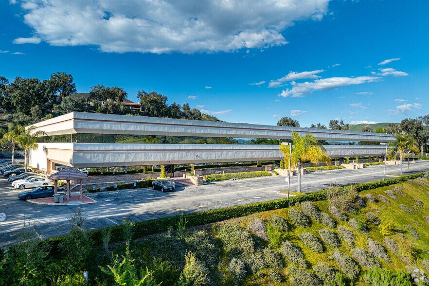 More Photos Of 5701 Lindero Canyon Rd, Westlake Village Research And Development For Lease