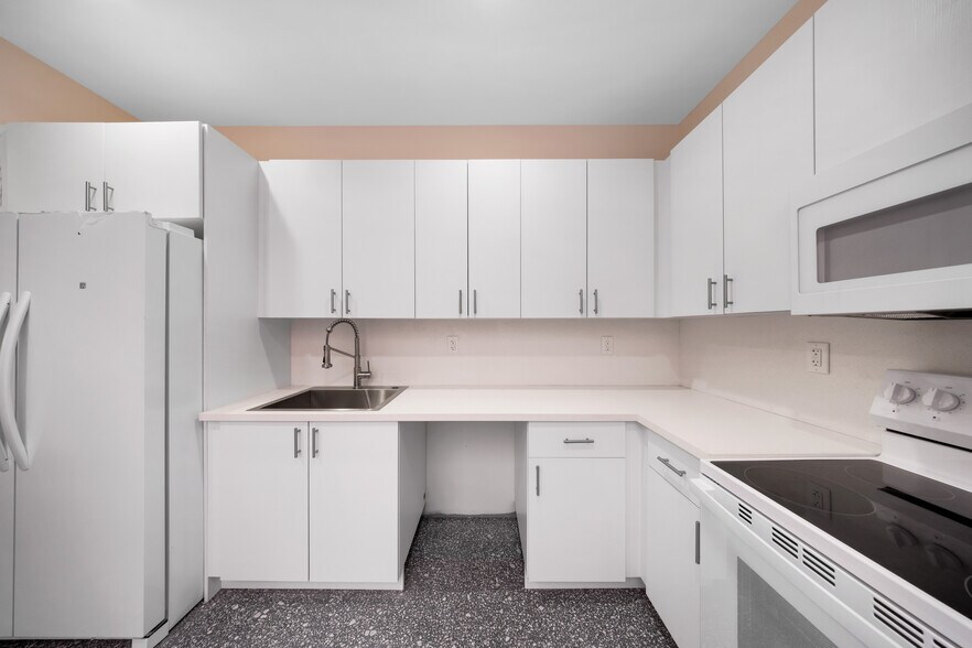 More Photos Of 123 NW 14th st, Miami Flex For Lease
