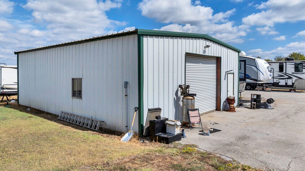 More Photos Of 3100 S Commerce St, Ardmore Warehouse For Sale