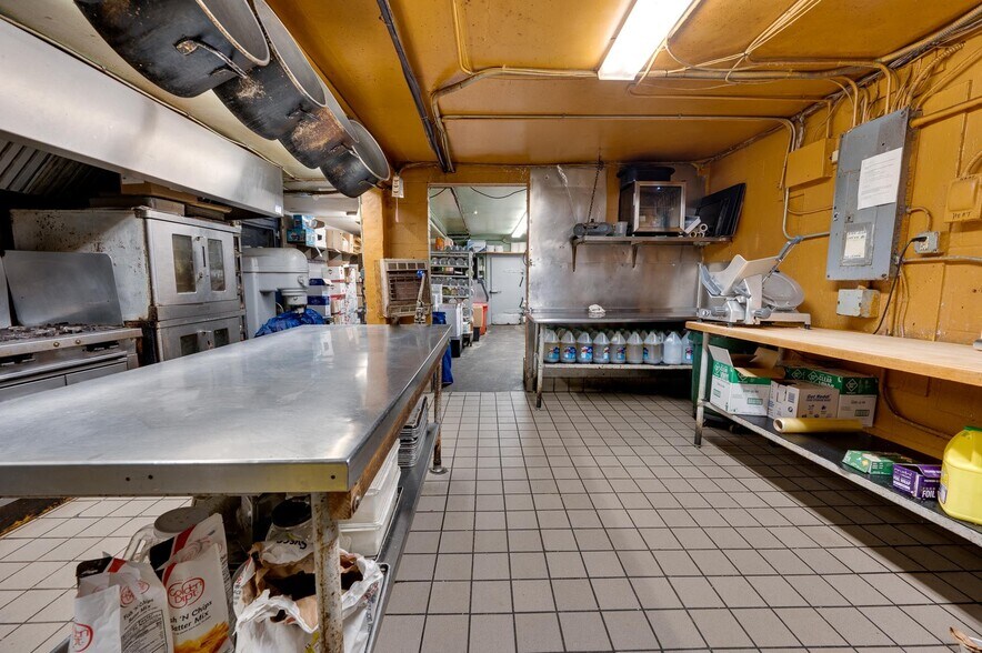 More Photos Of 3011 Pine Ave, Niagara Falls Restaurant For Sale
