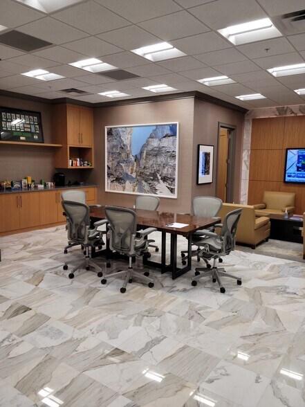 More Photos Of 821 5th Ave S, Naples Office For Lease