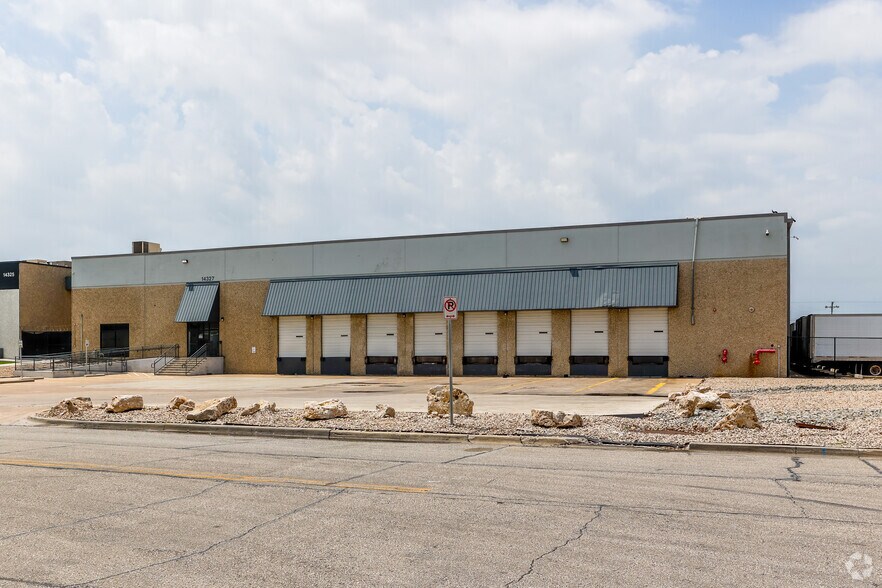 More Photos Of 14327 Gillis Rd, Dallas Distribution For Lease