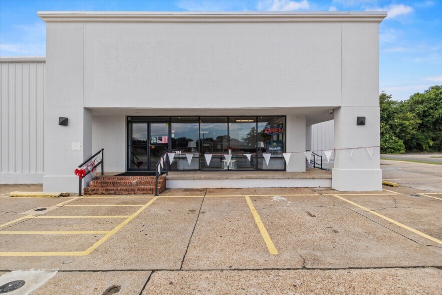 More Photos Of 304 W Jefferson St, Quincy Freestanding For Sale