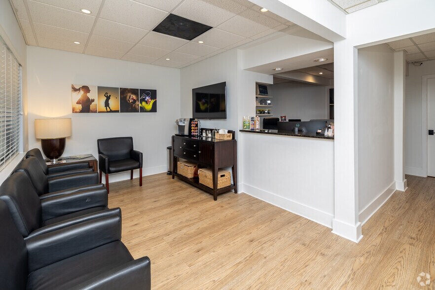 More Photos Of 2233 Park Ave, Orange Park Office For Sale