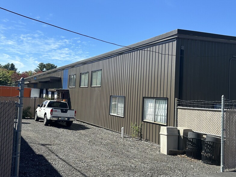 More Photos Of 111 Hillside Ave, Londonderry Manufacturing For Lease