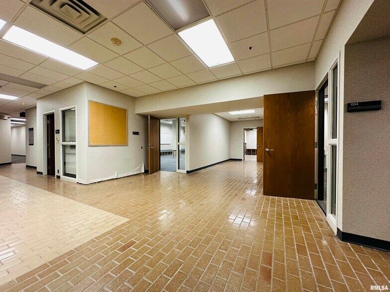 More Photos Of 113 SW Adams St, Peoria Office For Sale