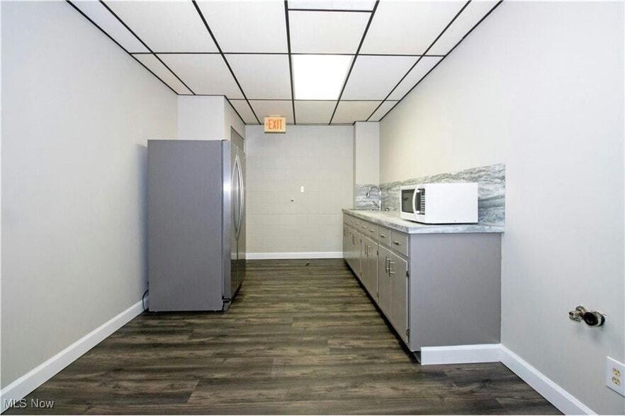 More Photos Of 390 E Wood St, Shreve Flex For Sale