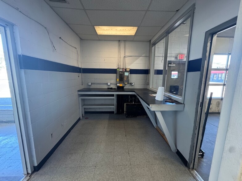 More Photos Of 2779 W Central Ave, Toledo Auto Repair For Lease