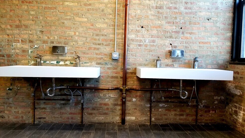 More Photos Of 5333-5339 W Lake St, Chicago Warehouse For Lease