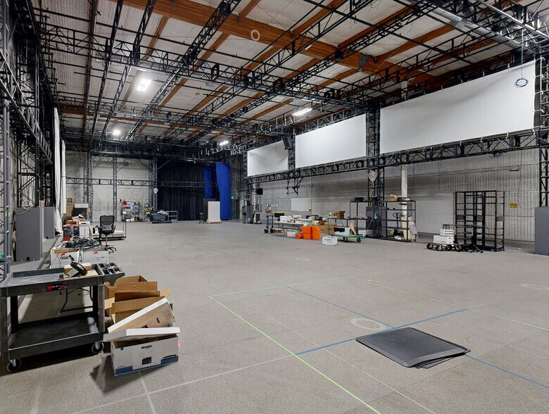More Photos Of 330 S Alameda St, Los Angeles Light Manufacturing For Sale