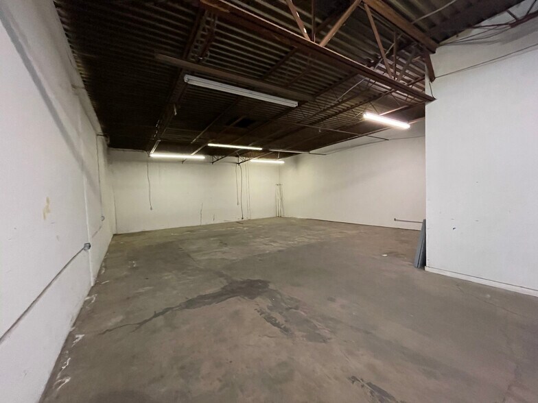 More Photos Of 1401 Royal Pky, Euless Warehouse For Lease