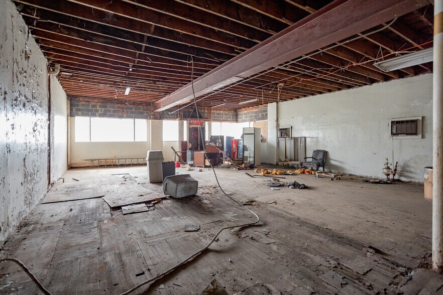 More Photos Of 2640 Junction St, Detroit Storefront Retail Residential For Sale