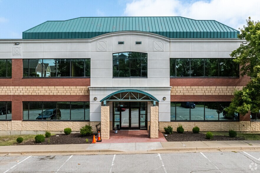More Photos Of 4770 N Belleview Ave, Kansas City Office For Sale