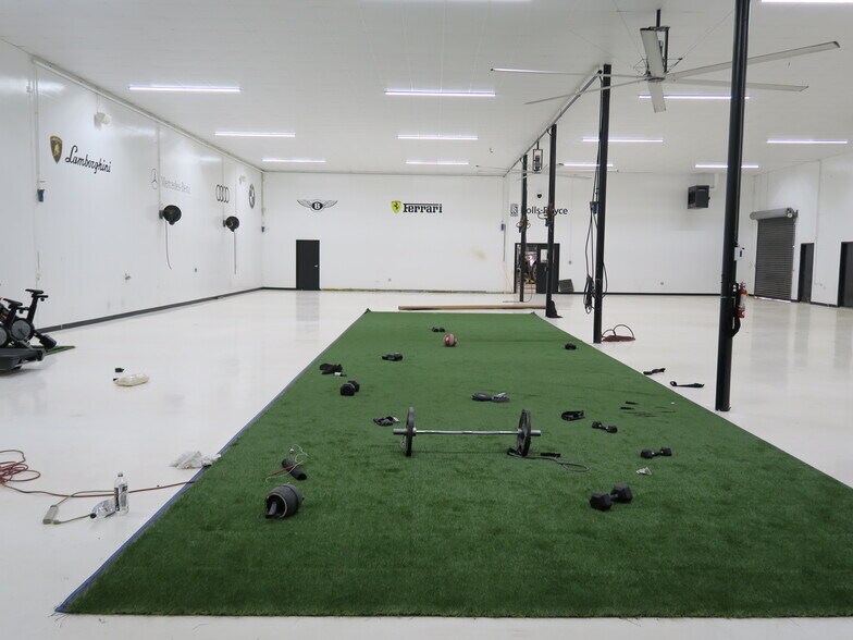 More Photos Of 5900 Schumacher Ln, Houston Auto Repair For Lease
