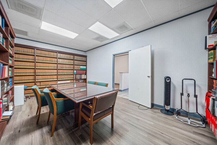 More Photos Of 201 W Poplar St, San Antonio Medical For Sale