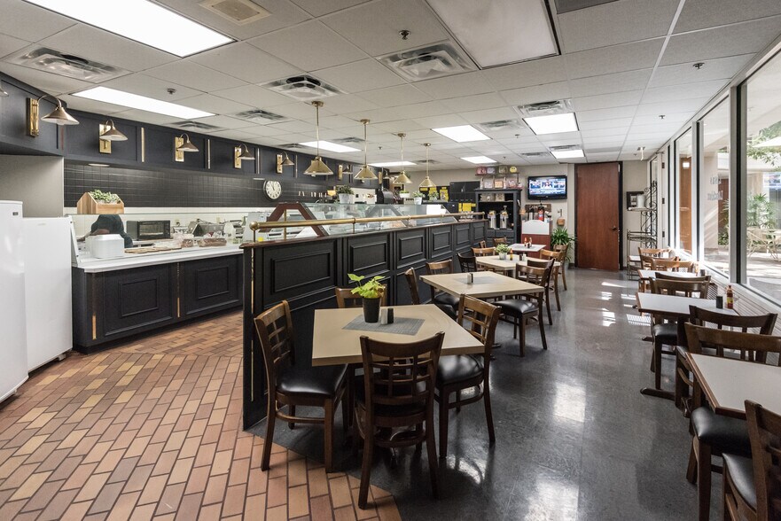 More Photos Of 2600 Thousand Oaks Blvd, Memphis Office For Lease