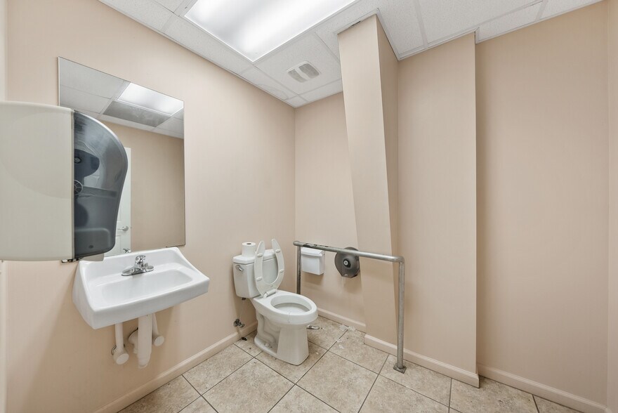 More Photos Of 210 N Tyndall Pky, Panama City Medical For Sale