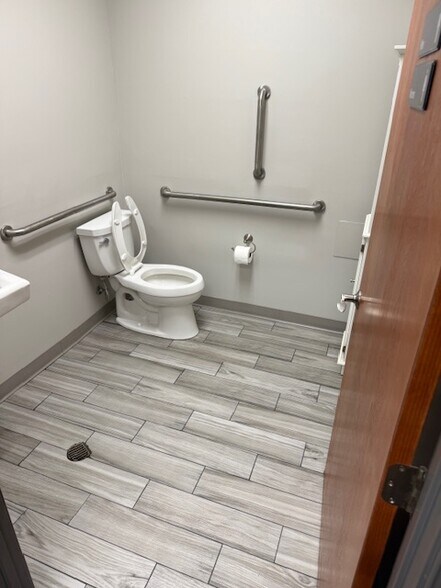 More Photos Of 6334 Peters Creek Rd, Roanoke Office For Lease