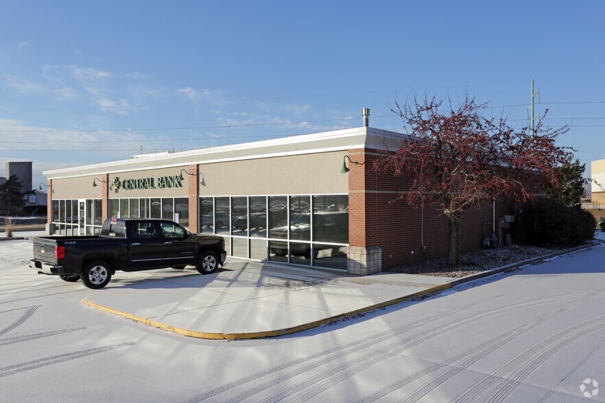 More Photos Of 3800 100th St, Urbandale Bank For Sale