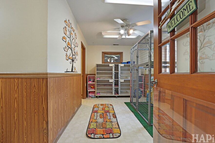 More Photos Of 4403 S Roberts Rd, Island Lake Veterinarian Kennel For Sale